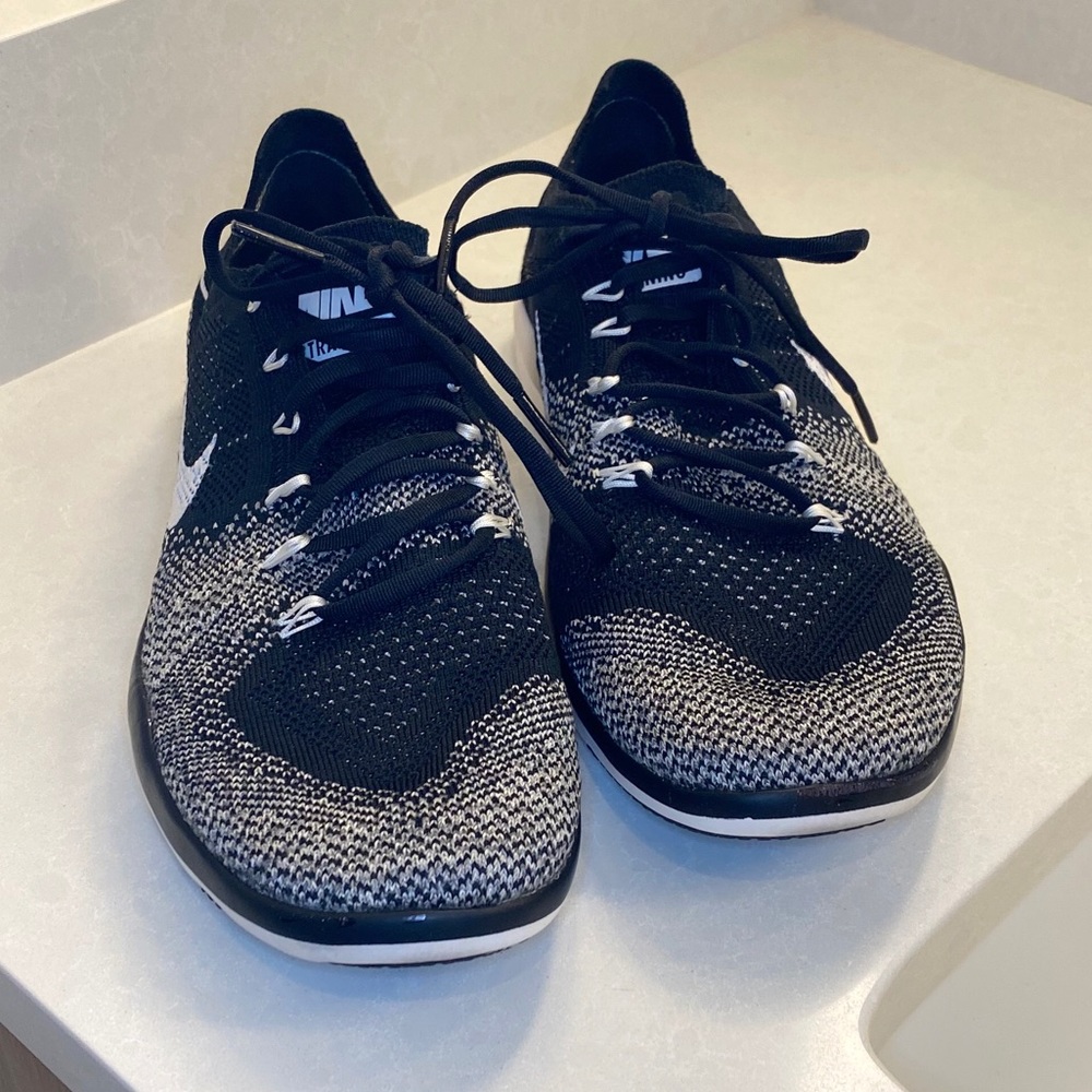 Nike training sneaker Sz 8.5 black & white